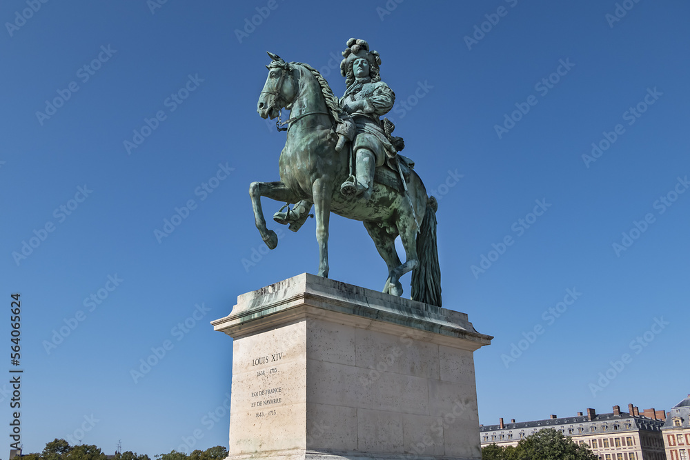Obraz premium Equestrian statue of Louis XIV (1836) in front of Palace of Versailles. Palace Versailles was a royal chateau. Versailles, Paris, France. 