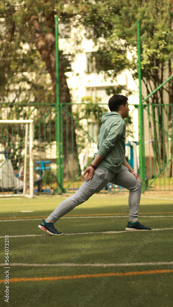 Obraz premium athlete stretching muscles athlete warming up the muscles 