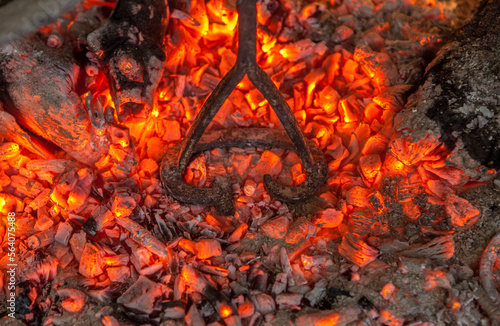 Obraz na płótnie Branding iron for cattle over embers w salonie