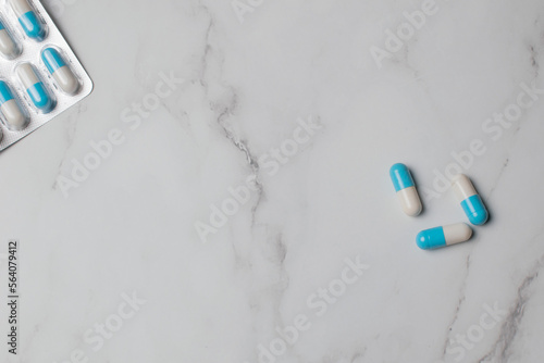Pastillas o remedios sobre fondo blanco de mármol