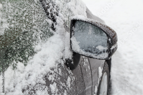 車に積もった雪　冬