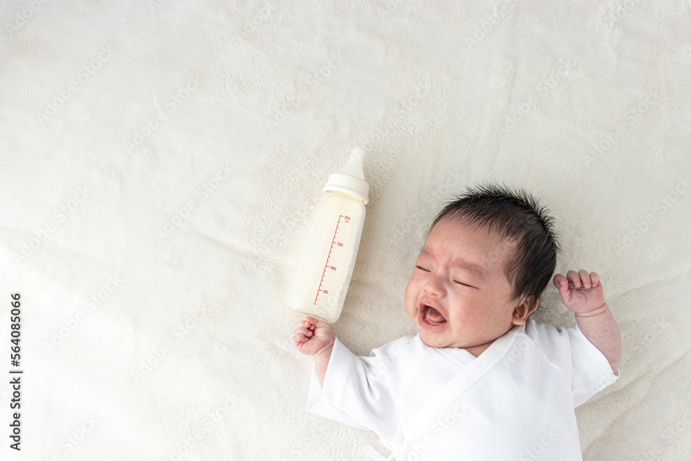泣いている赤ちゃんとほ乳瓶(0歳1か月、日本人、男の子)