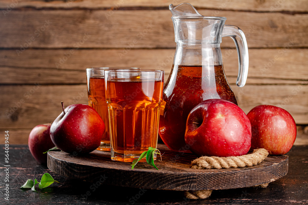 Naklejka premium Juice from ripe red apples on tray. 