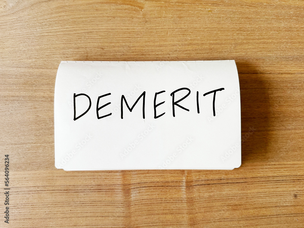 デメリット(Demerit)とペンで書かれたノート デメリット(Demerit)とペンで書かれたノート