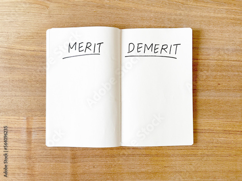 Photography メリットデメリット（Merit &Demerit）とペンで書かれたノート