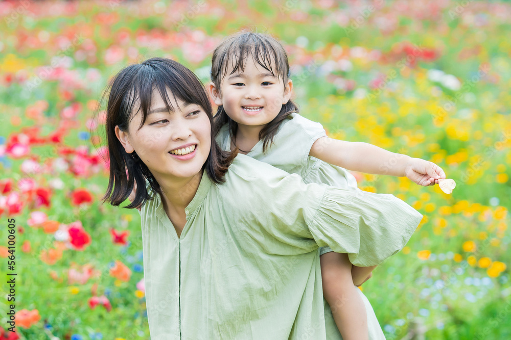 花畑を散策する親子 花畑を散策する親子