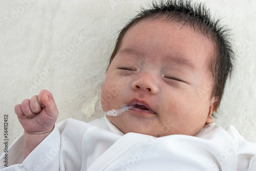 ミルクを履き戻した赤ちゃんの上半身（0歳1か月、日本人、男の子） photo