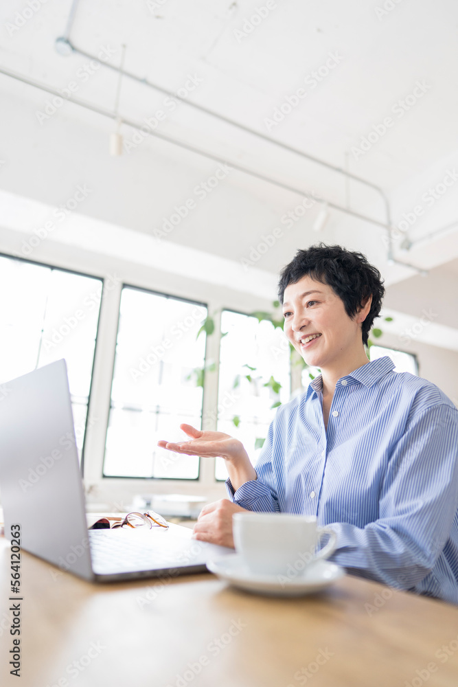 リモートでミーティングに参加する女性 リモートでミーティングに参加する女性