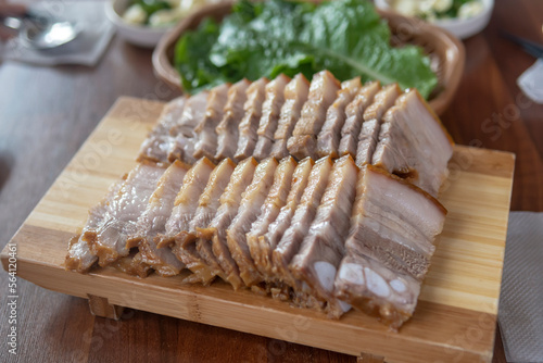 삶은 돼지고기로 만든 맛있는 수육. 제주도 대표 음식