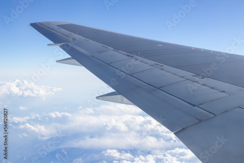 구름위 비행중인 비행기의 날개