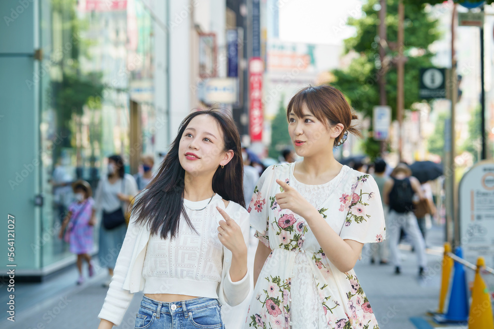 ショッピングをする女性 ショッピングをする女性
