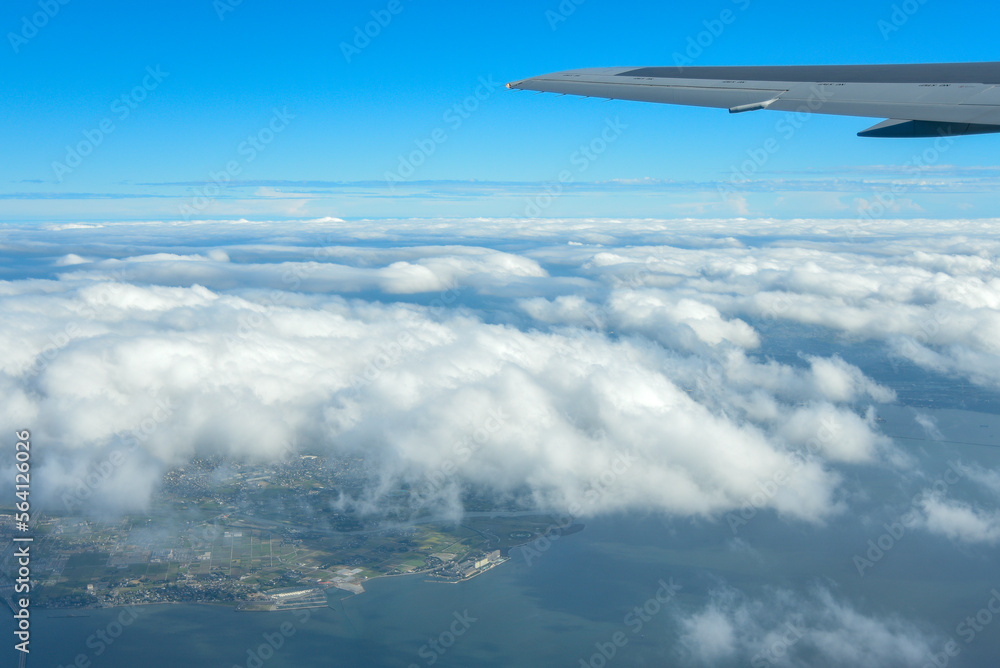 Fototapeta premium 飛行機から眺める沖縄の美しい海の風景