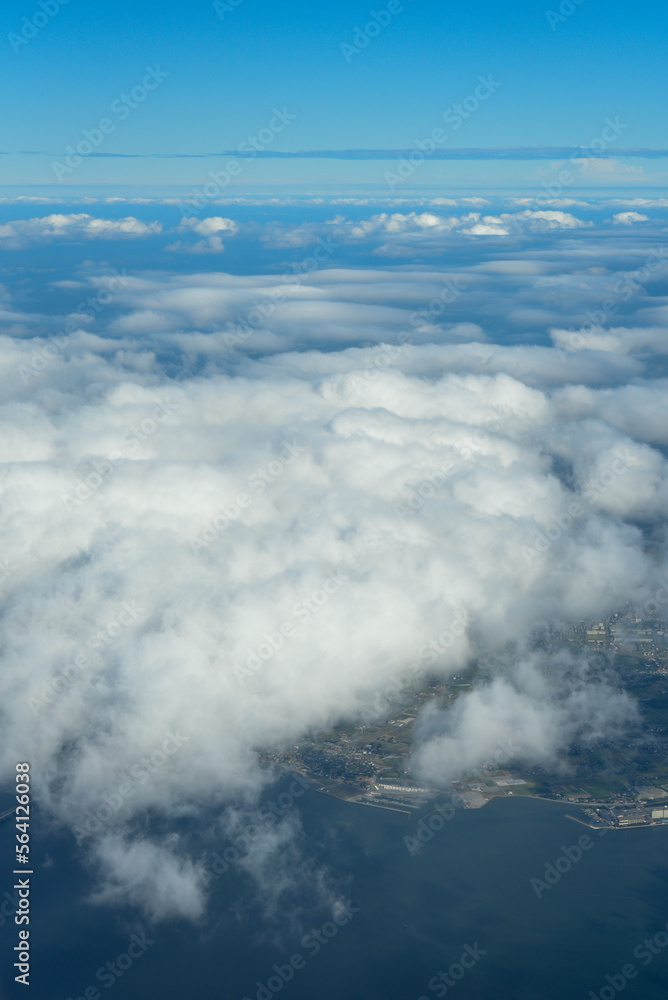 飛行機から眺める沖縄の美しい海の風景 飛行機から眺める沖縄の美しい海の風景