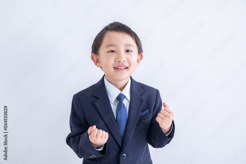 ガッツポーズをする男の子