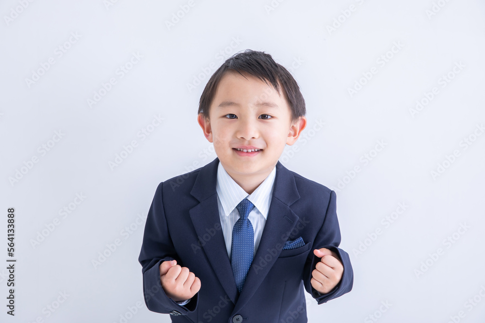 ガッツポーズをする男の子 ガッツポーズをする男の子