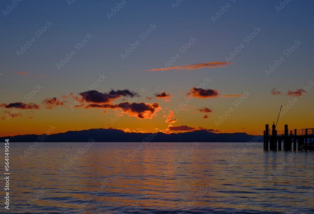 Naklejka premium 風景素材 穏やかな冬の琵琶湖の夜明け