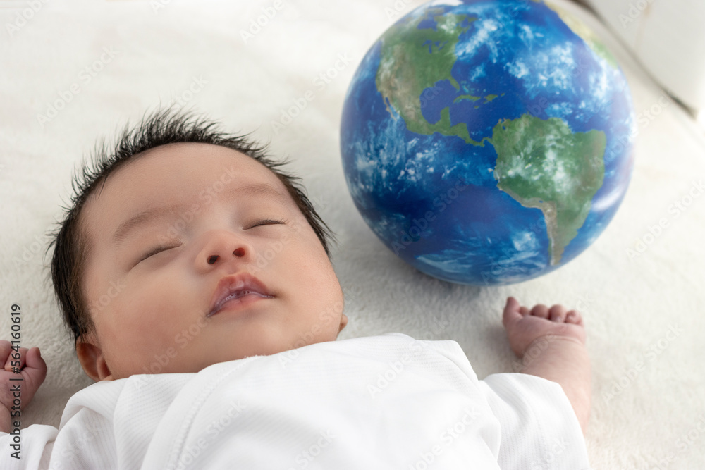 赤ちゃんと地球儀（0歳1か月、日本人、男の子）