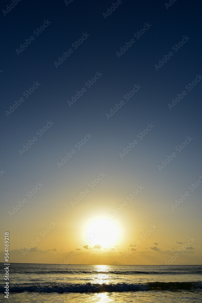 Fototapeta premium 朝日に照らされる白浜海岸の砂浜