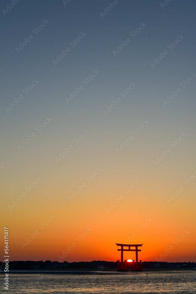 弁天島にある赤鳥居に沈む美しい夕陽