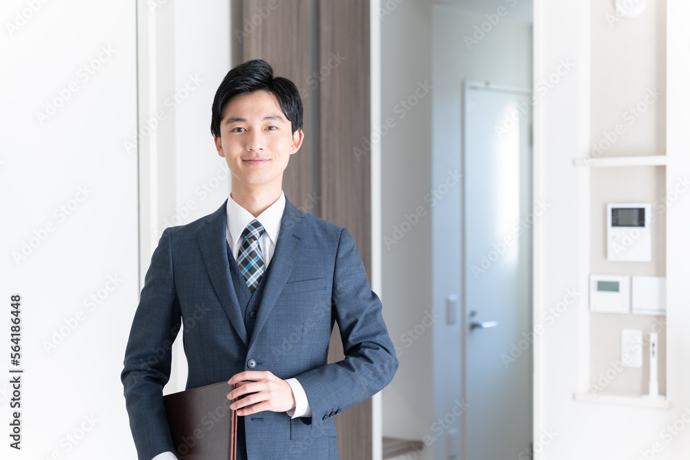 家を案内をする不動産営業マン(内見・内覧・マンション・アパート・ビジネスマン) 家を案内をする不動産営業マン(内見・内覧・マンション・アパート・ビジネスマン)