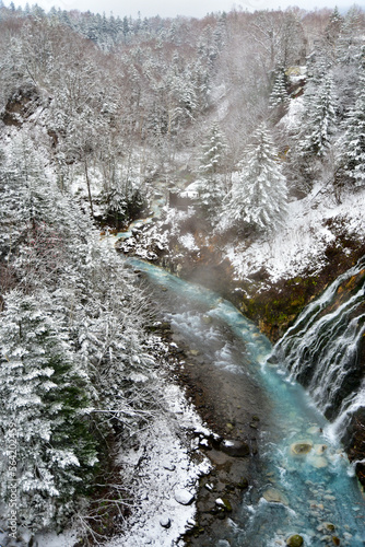 冬になって積雪のある白ひげの滝