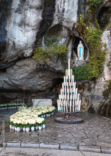 Obraz na plátne Lourdes, France - January 1, 2022: Cave-grotto of apparitions of holy Mary in Lo