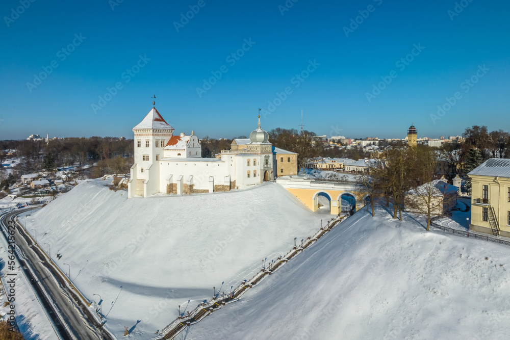 Obraz premium aerial panoramic view promenade overlooking the old city and historic buildings of medieval castle near wide river