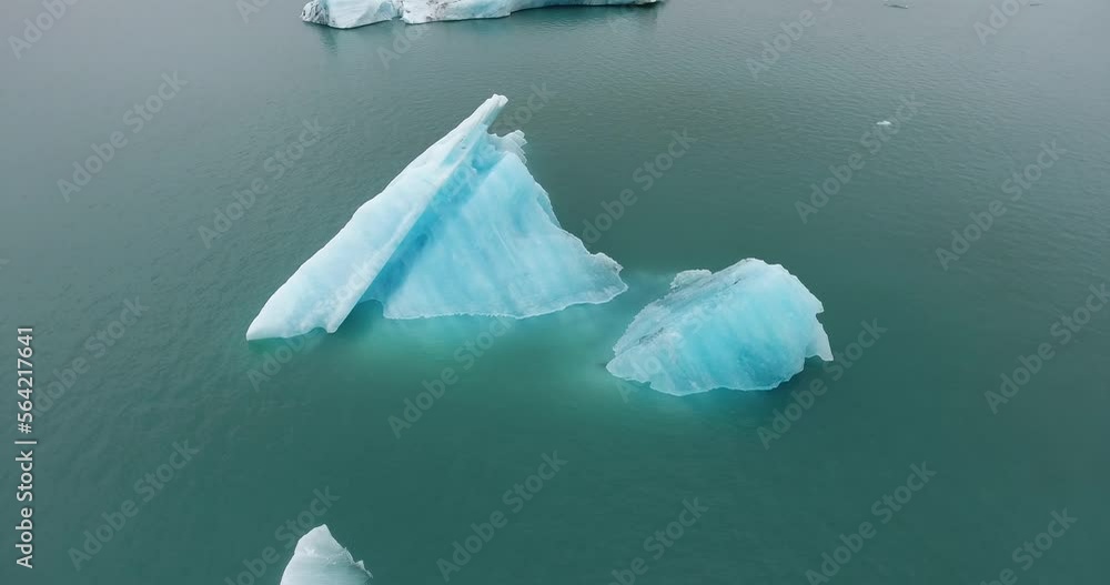 Iceberg provenant du glacier Vatnajökull, dans le lagon de Jökulsárlón en Islande