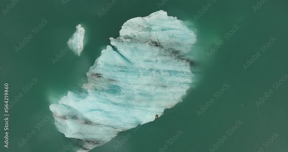 Iceberg provenant du glacier Vatnajökull, dans le lagon de Jökulsárlón en Islande