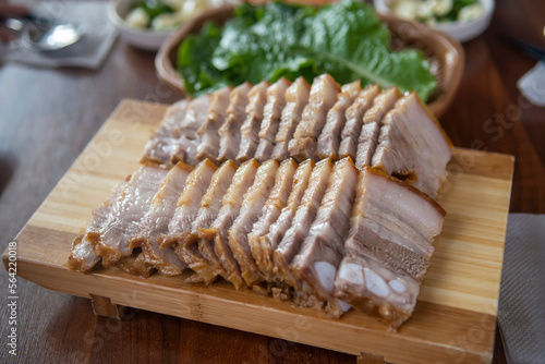 제주도에서 맛볼 수 있는 돼지고기로 만든 수육. 보쌈 삶은 돼지고기
