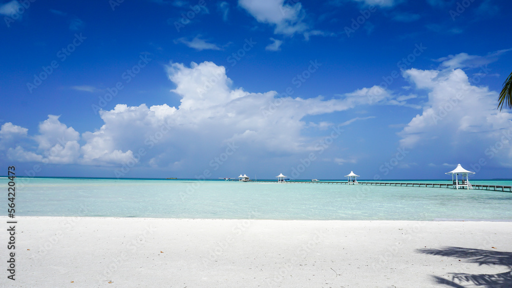 몰디브 휴양지의 바다와 맑고 푸른 하늘