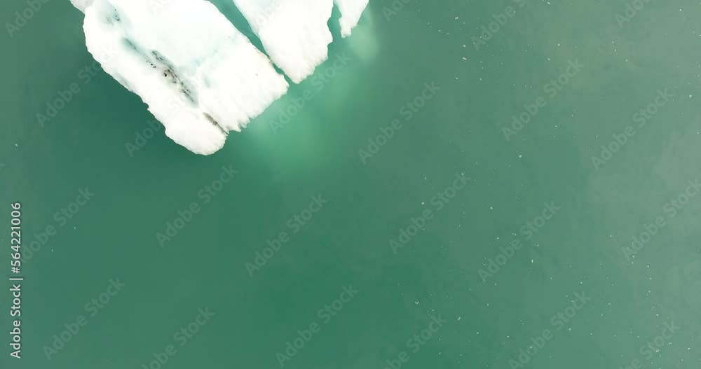 Iceberg provenant du glacier Vatnajökull, dans le lagon de Jökulsárlón en Islande