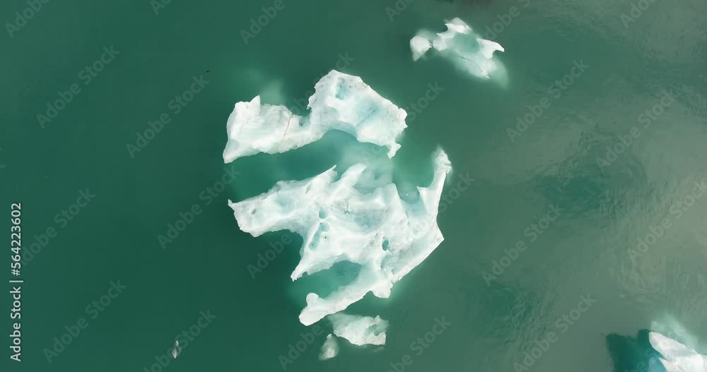 Iceberg provenant du glacier Vatnajökull, dans le lagon de Jökulsárlón en Islande