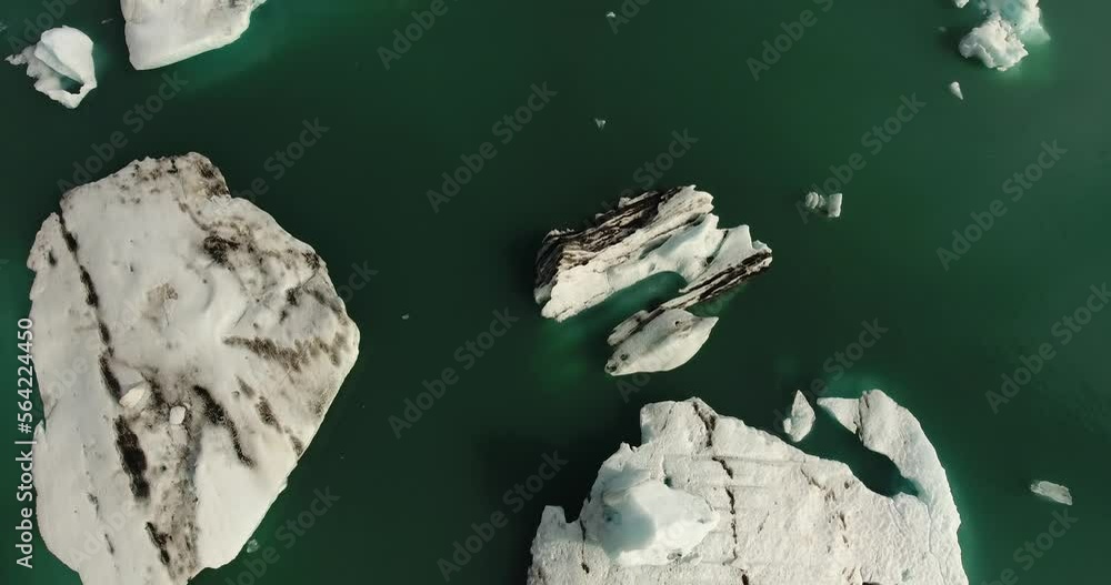 Iceberg provenant du glacier Vatnajökull, dans le lagon de Jökulsárlón en Islande