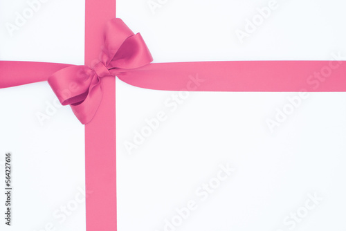 	
Nœud de ruban de satin pour paquet cadeau de couleur rose, isolé sur du fond blanc. Arrière-plan avec nœud en ruban sur fond blanc.	