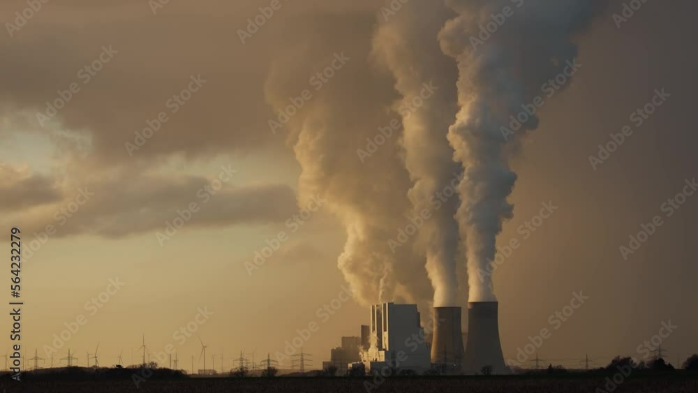 Kohlekraftwerk am Abend
