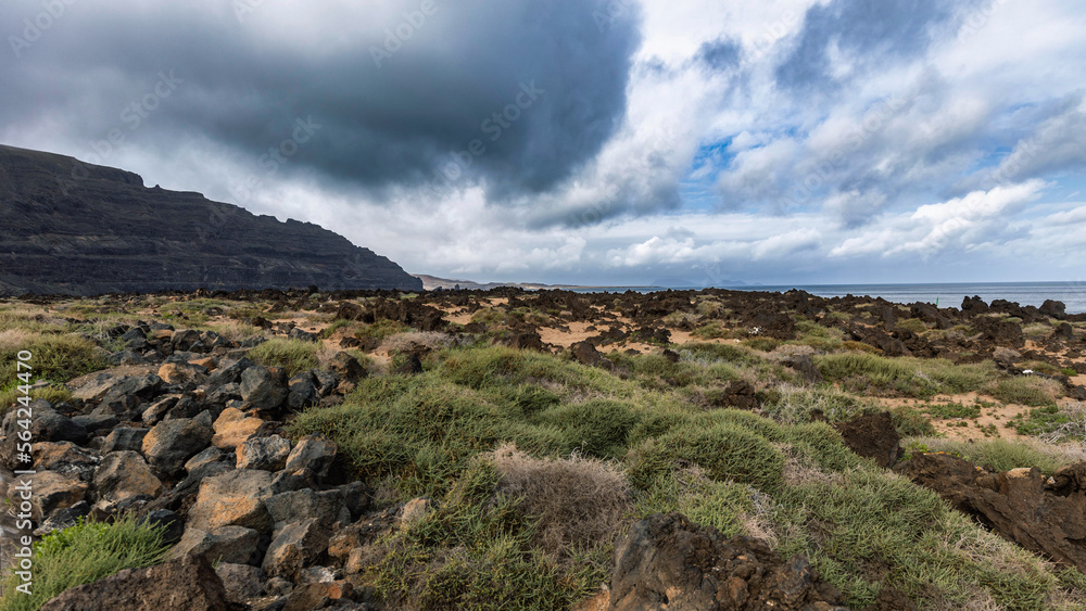 Nubes de tormenta sobre paisaje costero de Lanzarote Nubes de tormenta sobre paisaje costero de Lanzarote