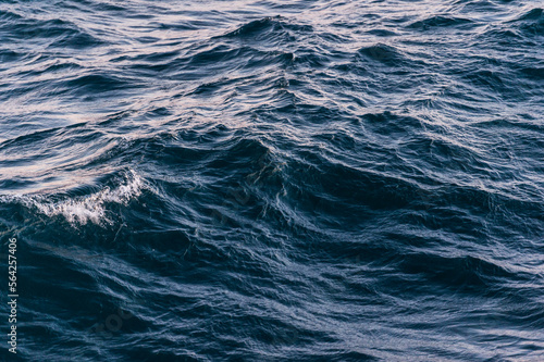 imagen de una ola del mar, formas efímeras que crea el agua del mar con sus movimientos
