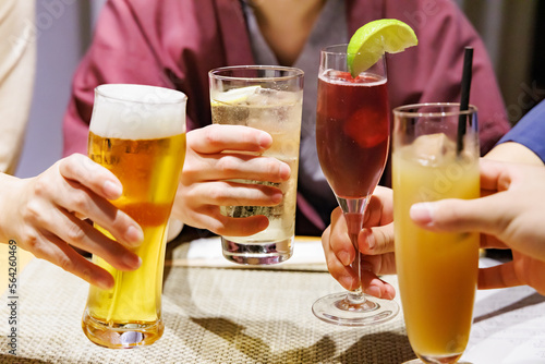 温泉宿で夕食時に飲む美味しそうなアルコール飲料とジュース