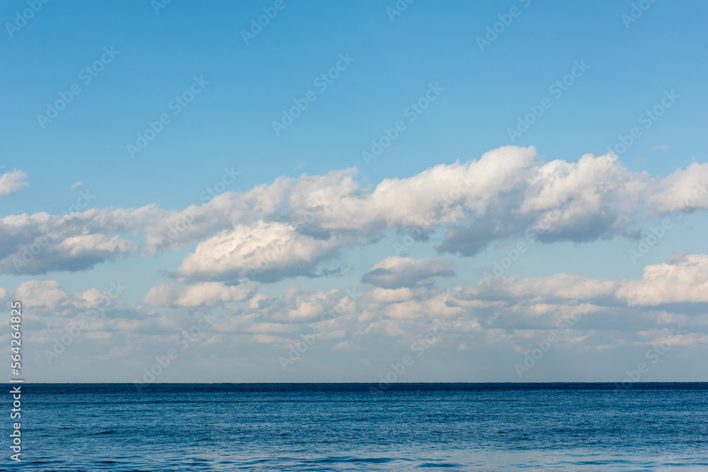 짙은 파란색의 바다와 아름답게 펼쳐진 구름