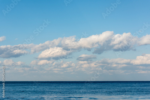 짙은 파란색의 바다와 아름답게 펼쳐진 구름