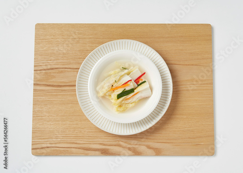 그릇에 정갈하게 담긴 백김치, 한국의 전통 음식 김치