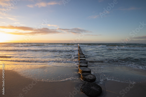 Pfahlreihe am Meer bei Sonnenuntergang, Meer Fotos