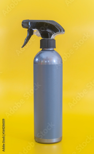 Foto A plastic bootle of house cleaning spray with dispenser.