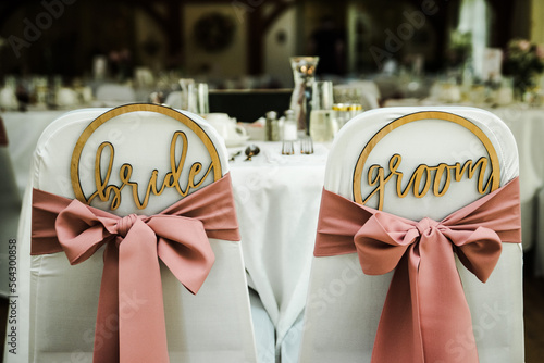 Фотография wedding reception bride and groom sign