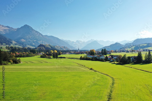 Luftbild von Fischen im Allgäu mit Blick auf die Pfarrkirche St. Verena. Fischen im Allgäu, Oberallgäu, Schwaben, Bayern, Deutschland.