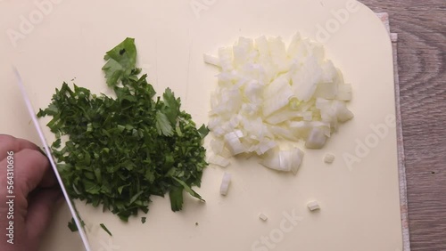 Finely chop the onion and parsley with a kitchen knife