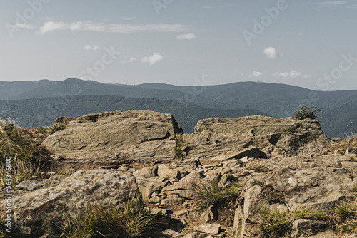 Obraz na płótnie Panorama w Bieszczady z Połoniny Wetlińskiej w słoneczny dzień z niewielkimi ilościami chmur w salonie