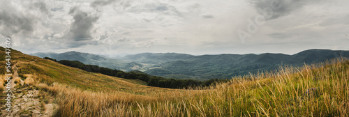Panorama w Bieszczadach z Połoniny Caryńskiej. Ciemne burzowe chmury