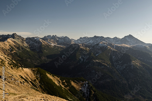 Fototapeta Naklejka Na Ścianę i Meble -  Panorama na Tatry Polskie i Słowackie w słoneczny jesienny dzień. Widok z Czerwonych Wierchów